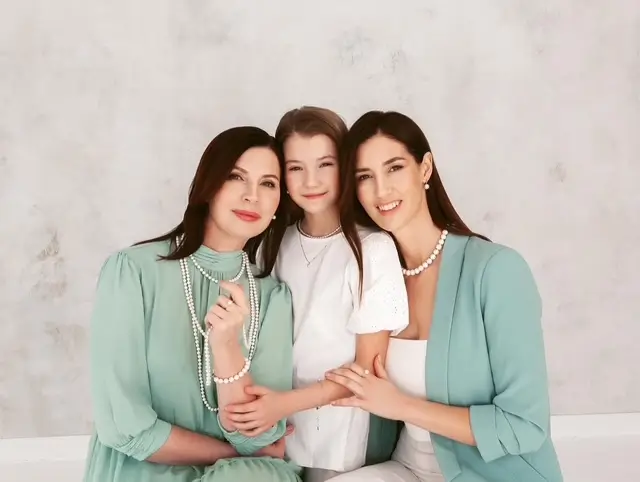 két nő és egy kislány Gaura ékszerekkel